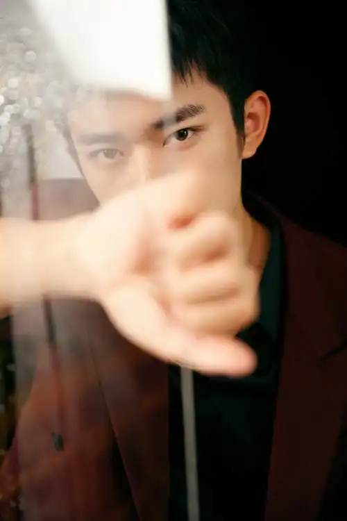 易烊千玺利落短发帅气写真24