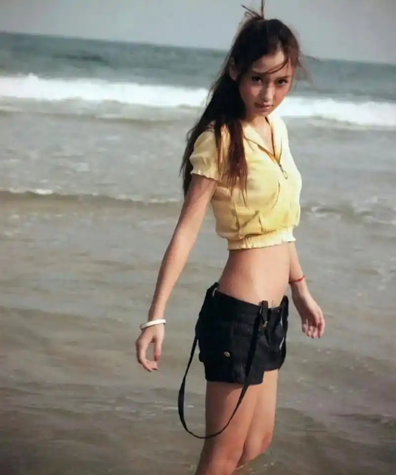 angelababy早期海边写真,身材好辣,腰好长