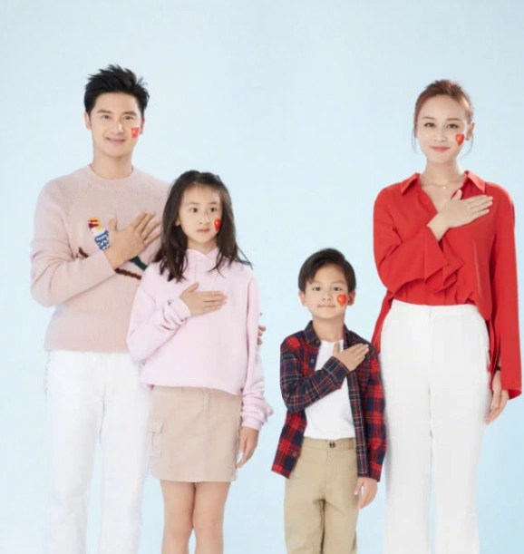 田亮一家四口写真照曝光,同框比心大秀幸福,画面超甜!