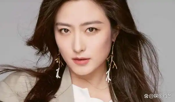 徐百慧的眼神坚定而凌厉,仿佛剑尖所指的不仅是前方