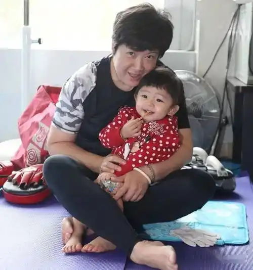 高龄产女差点丧命!tvb男星黄泽锋54岁妻子想生二胎,曾产女昏迷3小时