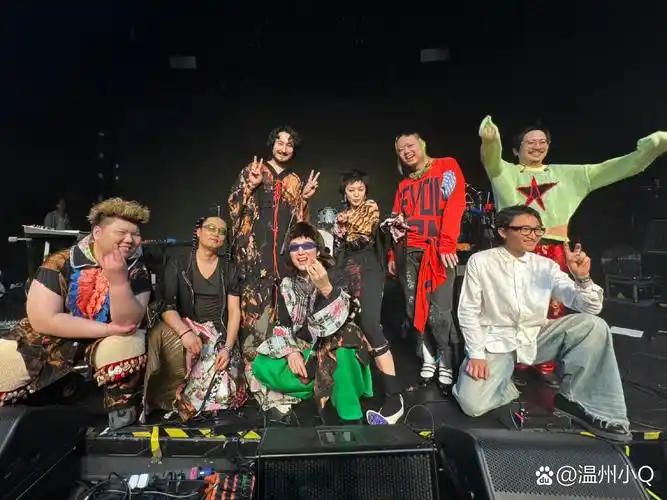 现在的郭采洁已经完全不是出道那会的清纯女孩了,曲风也大变