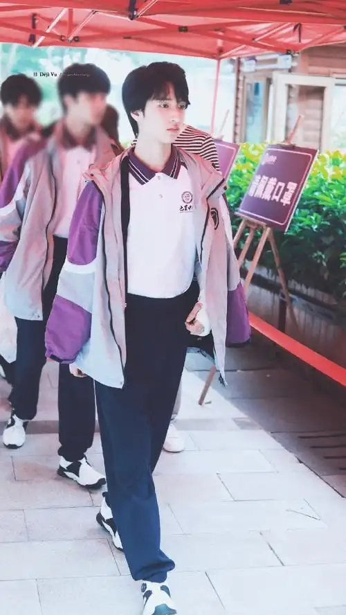 严浩翔巴蜀中学校服照合集96干净清爽的男高中生永远让人心动