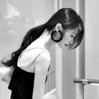 黑白女生头像高冷霸气