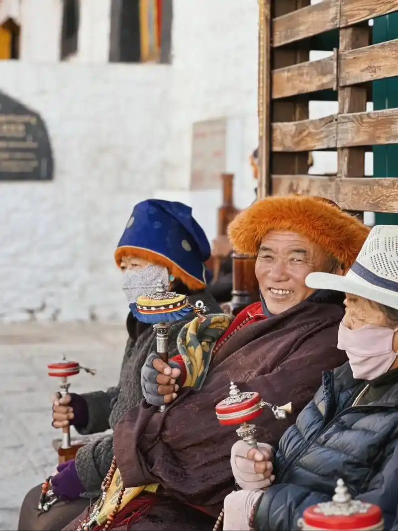 伸手是天空,低头是信仰.#大昭寺 #西藏朝拜 #黄昏见证虔诚 - 抖音