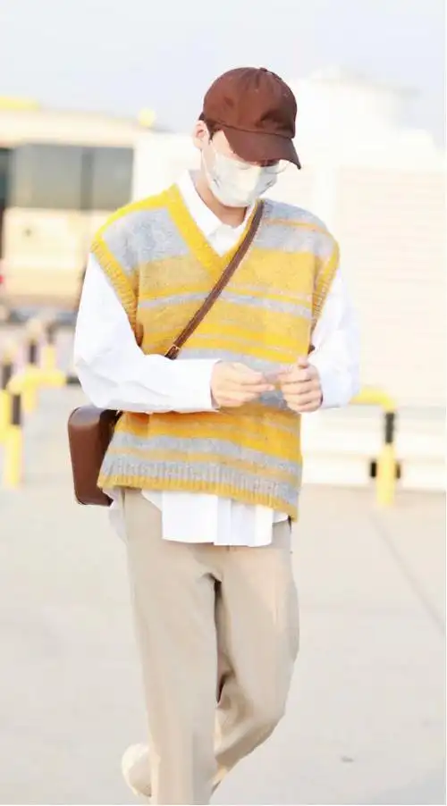 说起李易峰大家都不陌生吧,眉眼清秀又很立体,一米八一的身高更是众多