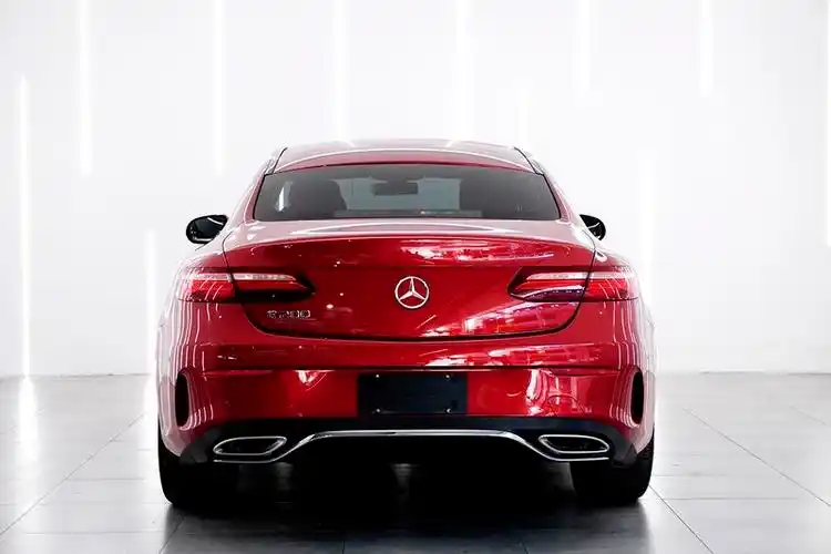 奔驰e200coupe双门轿跑车小姐姐们也很喜欢