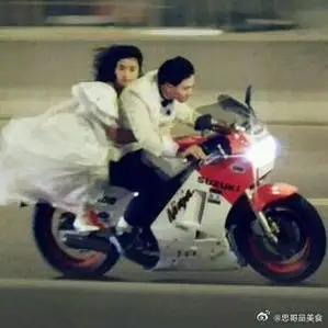 人间正道是沧桑    阿华(刘德华饰)满脸鲜血义无反顾的骑着摩托车,在