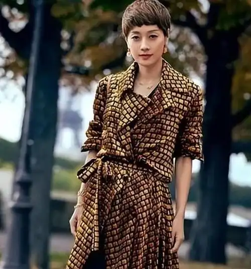 被马伊琍惊艳了!剪了新发型,穿羊绒大衣加抹胸裙,美出国际范