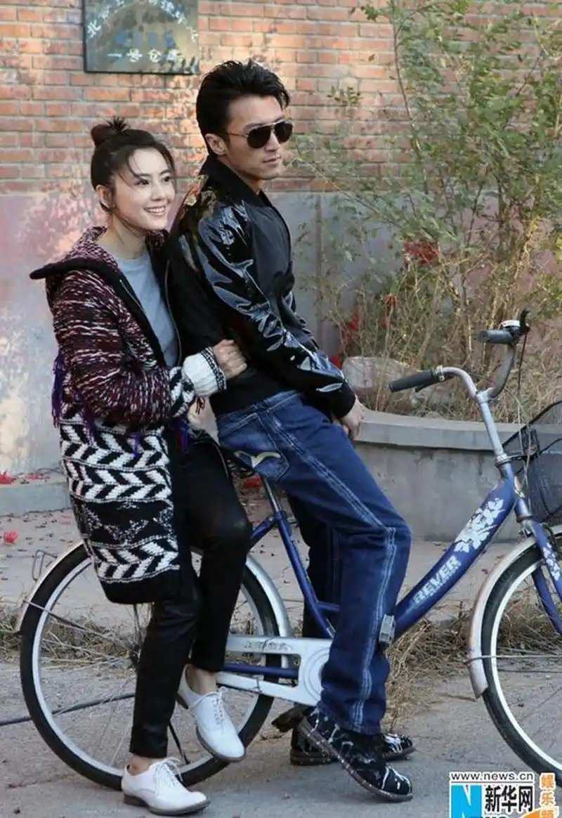 一个80年代的香港明星情侣合照,他们的笑容中透露着无尽的幸福!