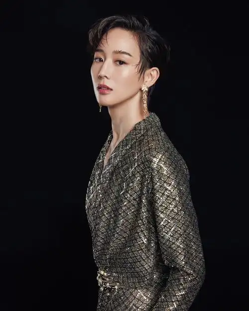 张钧甯亮相台北电影奖颁奖典礼 率性优雅展现酷飒风格__凤凰网