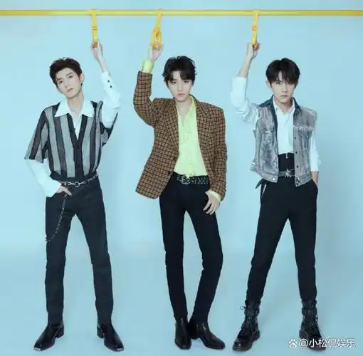 tfboys官博发布新的合照,直击排练现场,新鲜的照片出炉了.