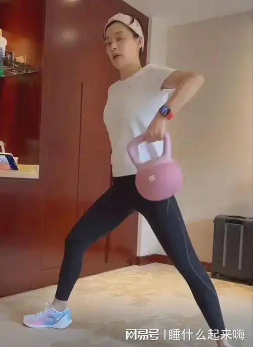 梅婷健身画面曝光人到中年依旧身材焦虑拍戏胖5斤赶紧减肥