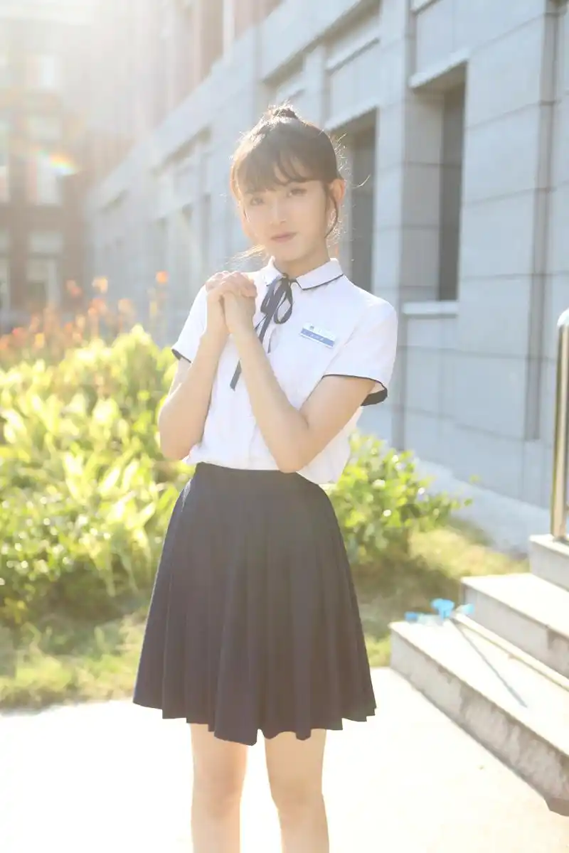 夏末微凉,来自洛钦歌学姐王晴的校园写真上线最爱的,是与你一起开学的