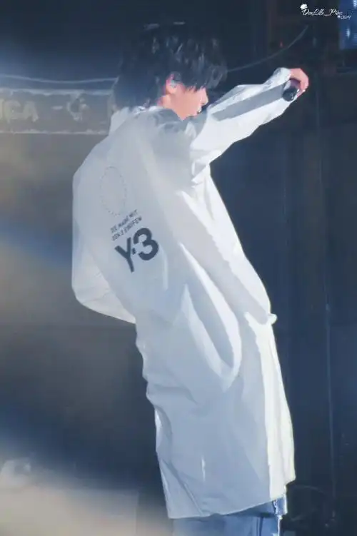 看背影就很心动的男孩子#justin黄明昊背影杀,身段超绝的酷boy昊!