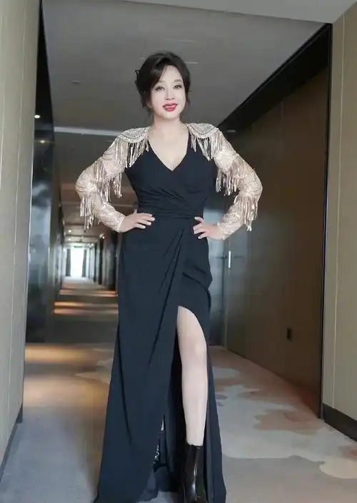 刘晓庆71岁状态##71岁的刘晓庆身材