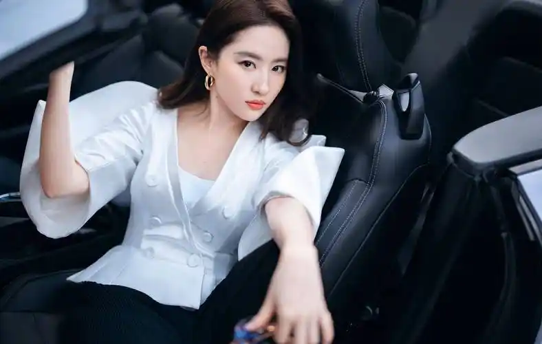 刘亦菲飘逸长发悠闲写真_刘亦菲_长发_写真