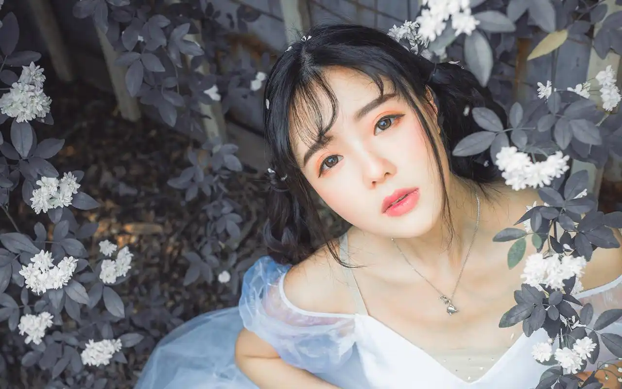 日系美女户外写真高清桌面壁纸下载