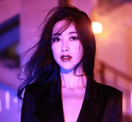 然而,仅当回顾朱珠过去的经历时,才能意识到她所做的选择是多么正确