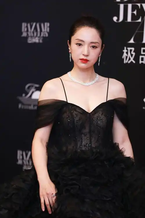 董璇穿黑色曳地礼裙秀香肩惊艳迷人 自拎裙摆姿态优雅女神范儿