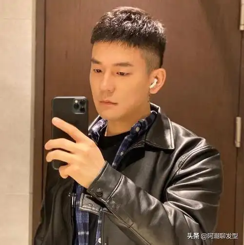 10款2021年夏季流行的男生发型参考:   适合人群:学生 ,上班族