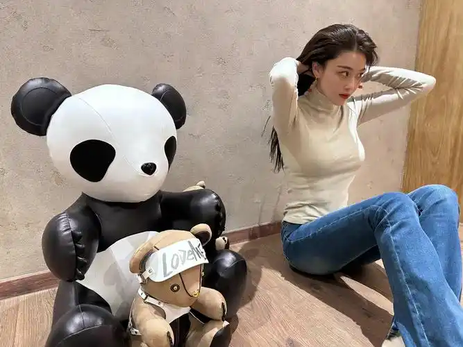 张馨予晒画画随拍照白色毛衣牛仔裤随性自然