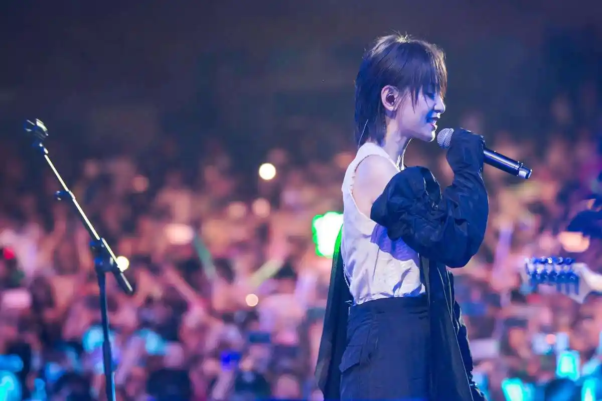 周笔畅,2005年《超级女声》的亚军.当期,冠军是李宇春,季军是张靓颖.