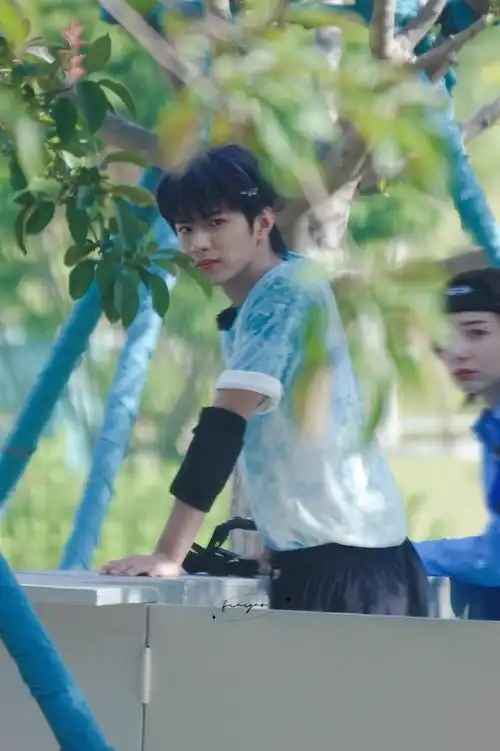 刘耀文发带造型路透