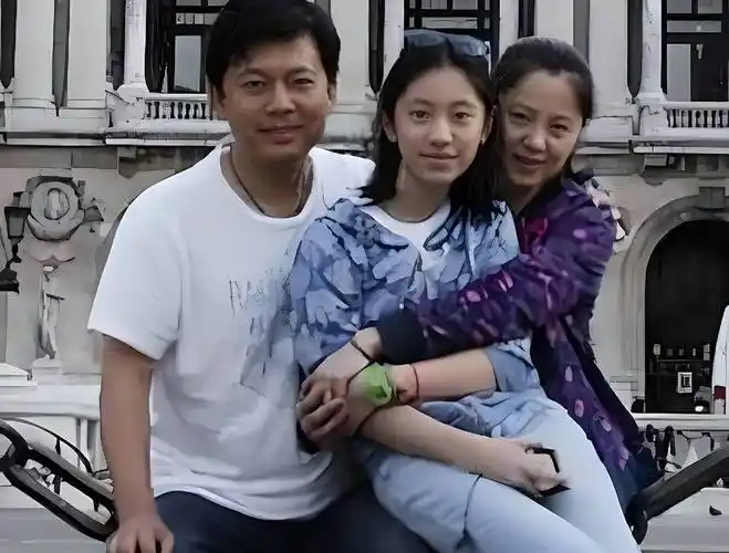 何政军:拒绝巩俐后娶初恋为妻,出道36年无绯闻,父亲身份不一般