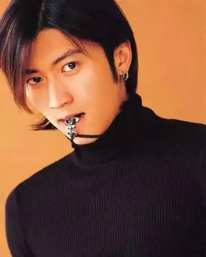 现在的20岁好厉害夸王俊凯的谢霆锋他自己的20岁又怎样呢