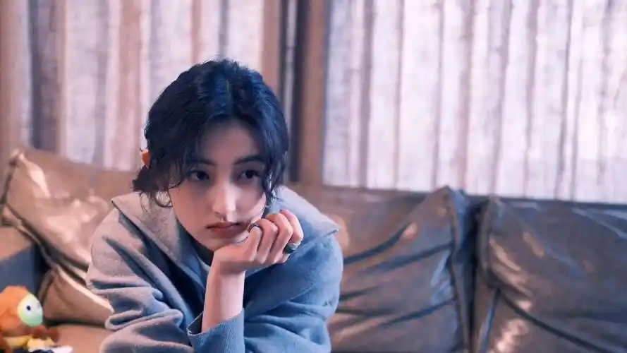 作品无人问津,演技被质疑:和渣男焉栩嘉恋爱后,张子枫被骂惨了_电影