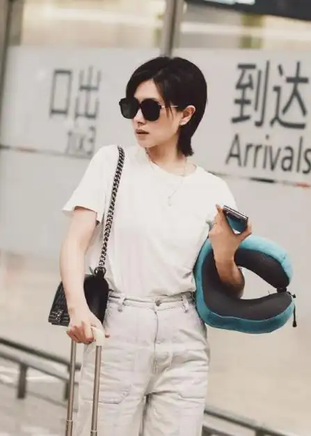 万茜亮相机场!白衣清纯年轻气质爆棚!