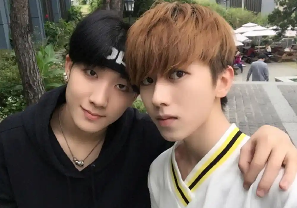 蔡徐坤4张亲密的合照,图1很暖心,图2好青涩,最后一张是真爱!