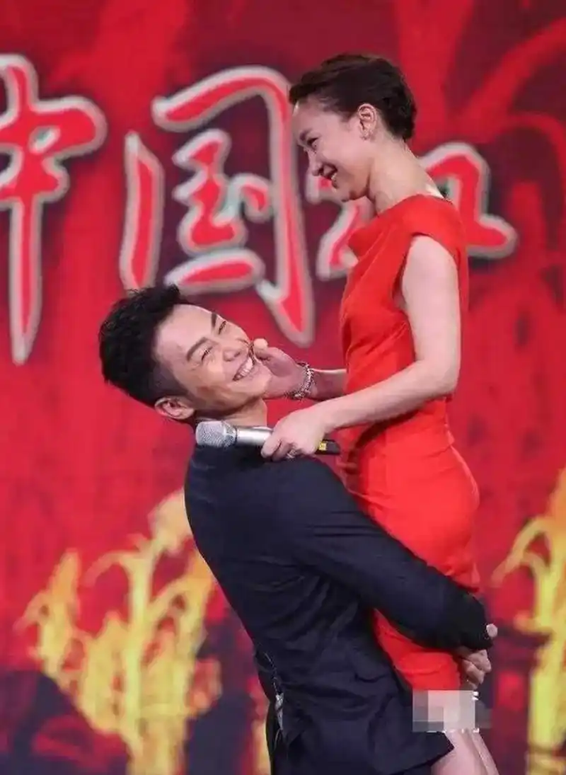 在拍摄电影《红高粱》时,身材一百六十斤的朱亚文扛起周迅(体重八十斤