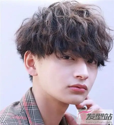 虽然是带有空气感的烫发,但也非常适合夏天.