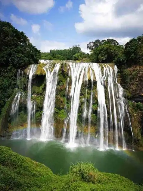 安顺黄果树位于中国贵州省安顺市,是中国最著名的瀑布之一,也是安顺市