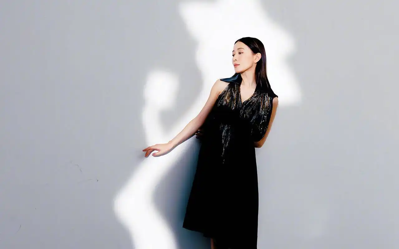 佘诗曼性感杂志写真高清桌面壁纸