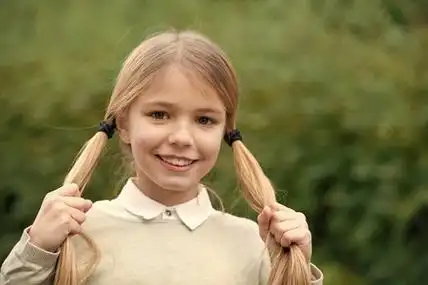 枫树下的女生图片