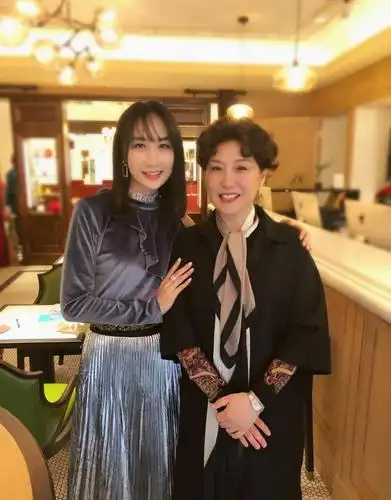 雷佳音妻子穿高开叉长裙美炸了,手上的纹身这么大,老公不管管?