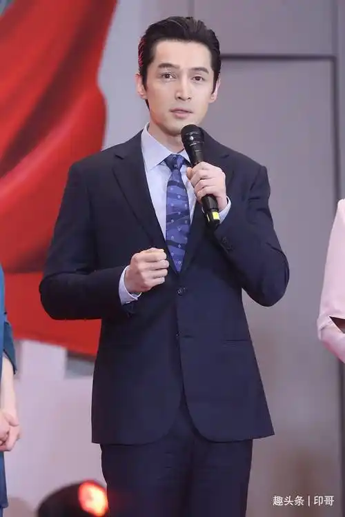 胡歌新剧开拍,侧面照面露消瘦,网吓坏:以为40几岁了_作品_感觉_西装