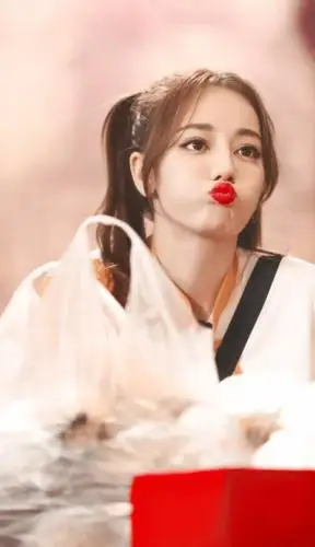 今日份可爱暴击 软萌少女热巴的嘟嘴合集分享_卖萌