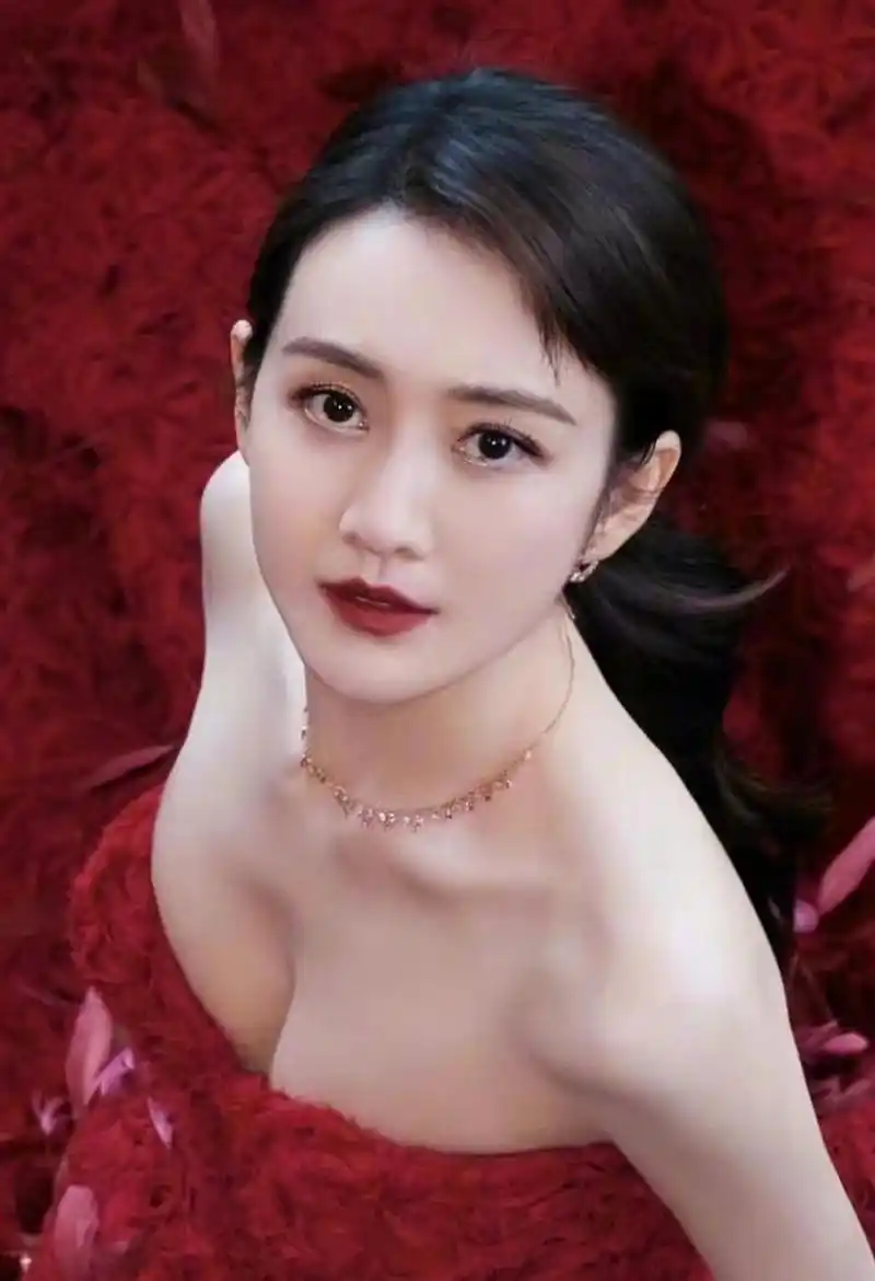王鸥晒新造型,穿红色抹胸礼服裙美艳又性感