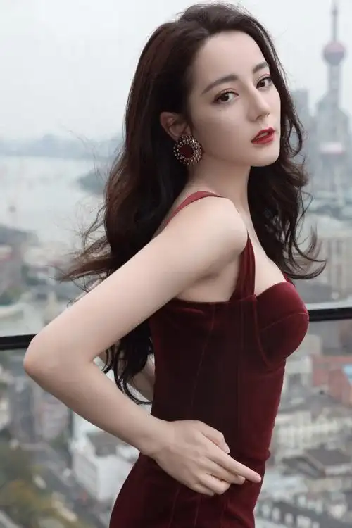 名门泽佳迪丽热巴身材太绝了一袭酒红色丝绒裙效果魅力十足