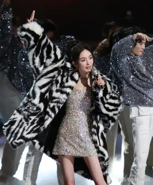 五大卫视跨年亮点多:杨幂装嫩,王一博光脚跳舞,薛之谦妆造好娘