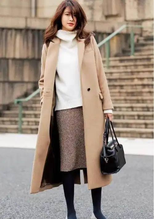 这才是40岁女人该有的冬季穿搭:大衣 过膝裙,优雅减龄又高级