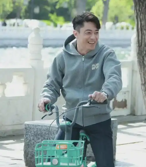 网友北京街头偶遇霍建华,贴脸拍照很亲切,霍建华皱纹明显太显老