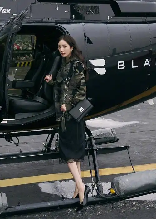 杨幂纽约时装周看秀,坐姿优雅高贵,迷彩服都可以穿出甜美风!