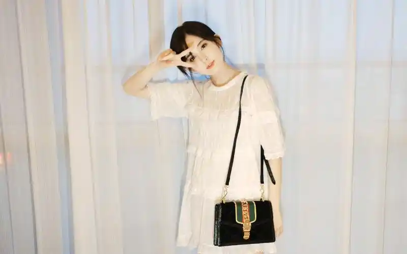 古力娜扎夏日穿搭清新写真高清电脑壁纸