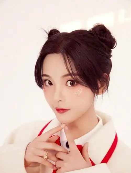 时下最受欢迎的扎发,它叫"双丸子头",可爱又时髦,明星都爱扎