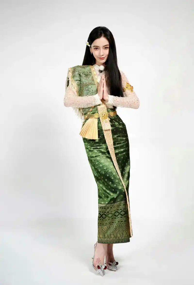 angelababy 奔跑吧最新造型 头插鸡蛋花头饰,身着镶钻泰式礼服.